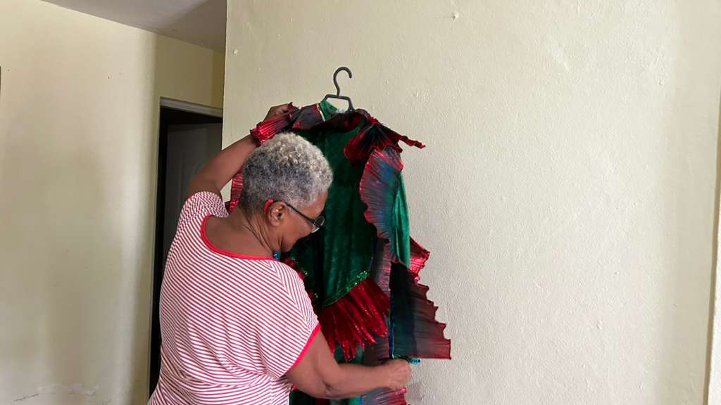 Lourdes Taveras prepara sus trajes para salir al desfile del pasado 22 de marzo.