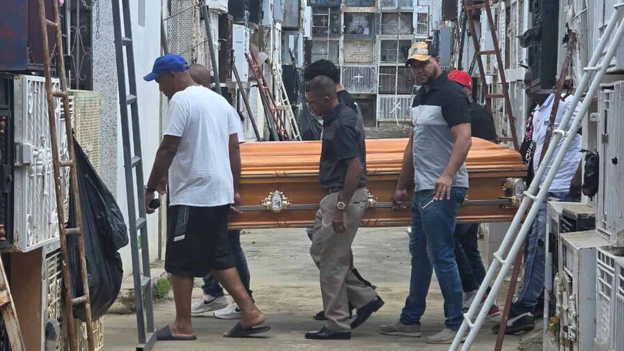 Sepultan los restos de mujer que murió en clínica estética de Santiago; familia exige justicia Sepultan los restos de mujer que murió en clínica estética de Santiago; familia exige justicia