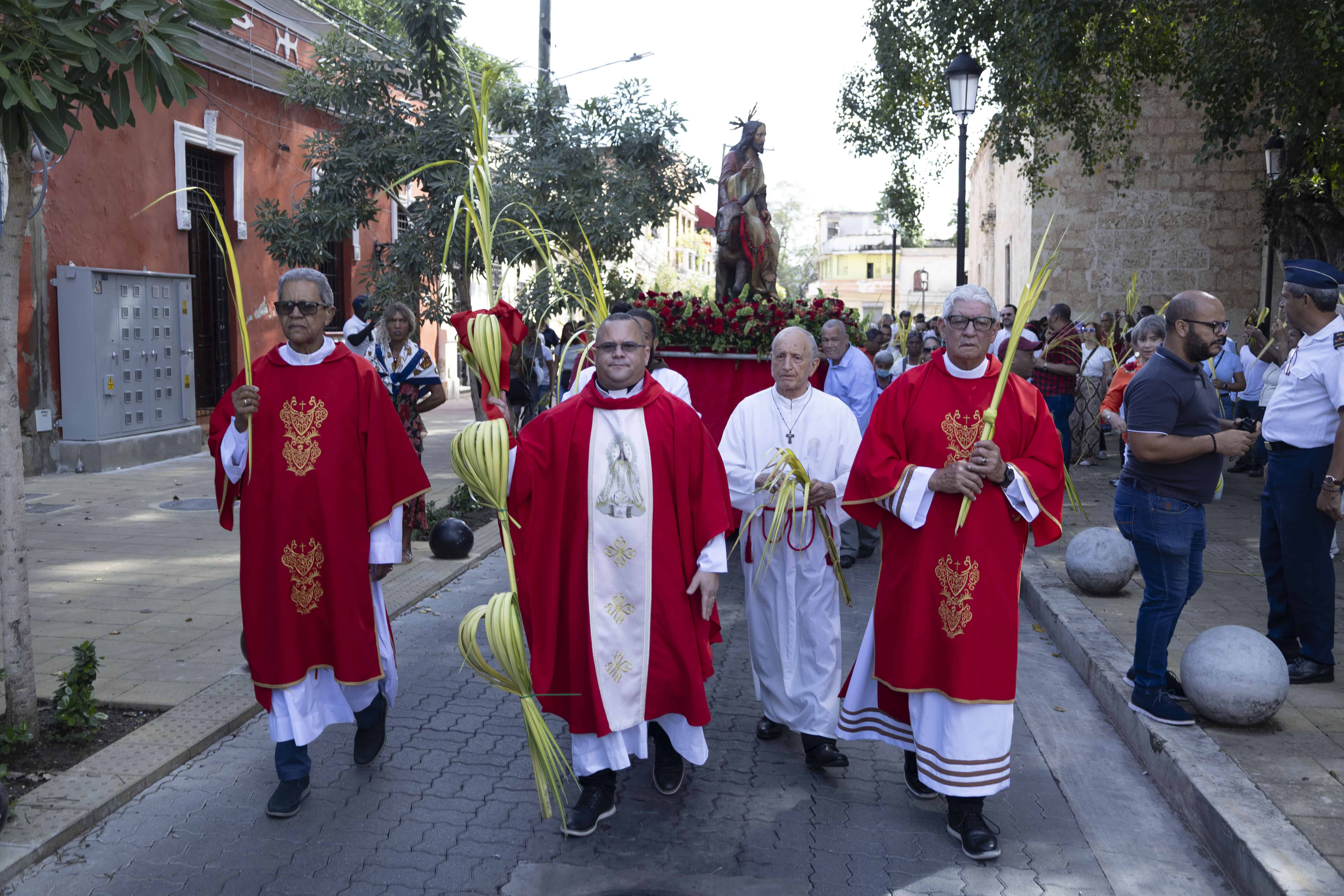 Fray Frankely Rodríguez encabeza la procesión en la Ciudad Colonial.