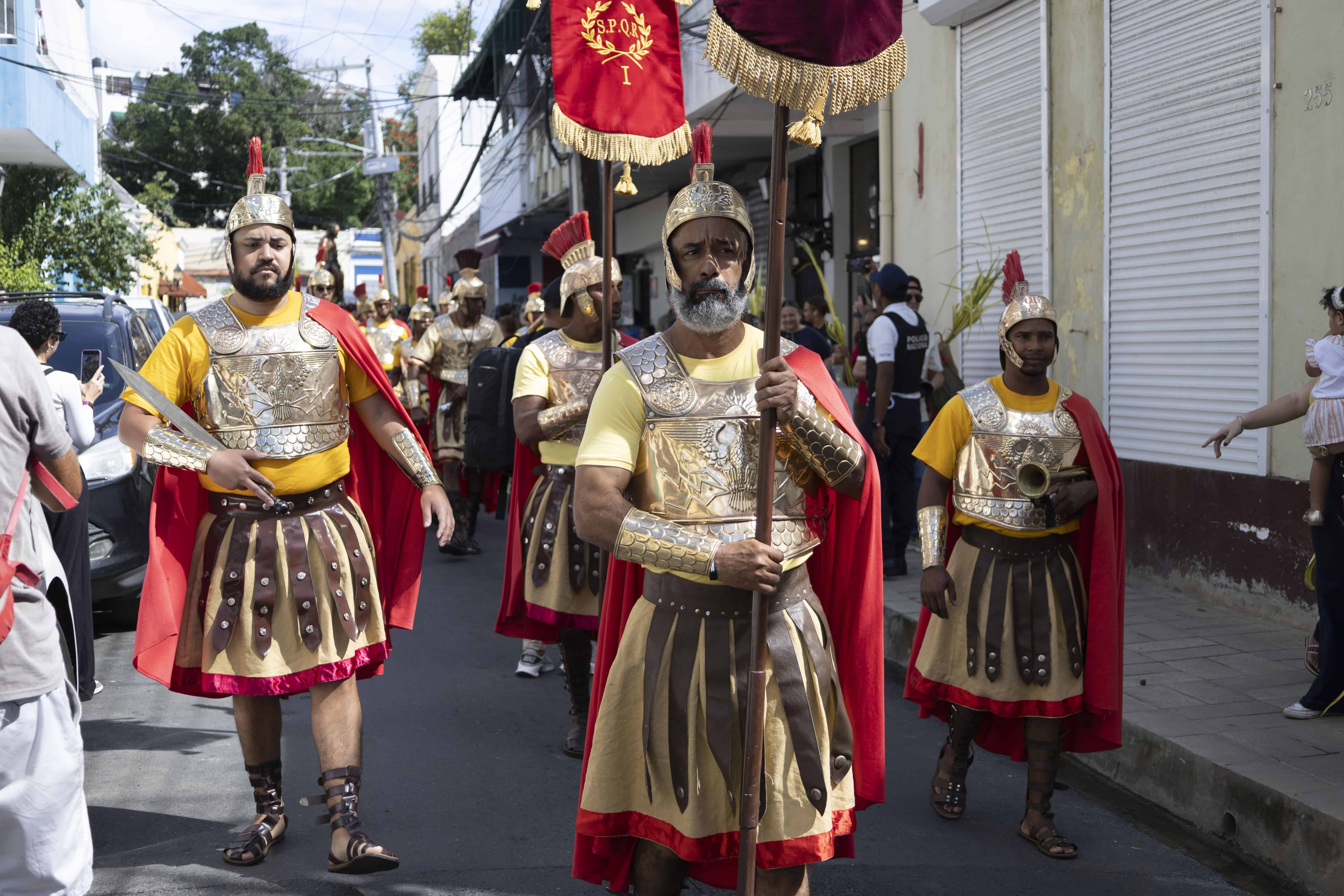 Durante la procesión de la iglesia Las Mercedes, algunos feligreses&nbsp; se vistieron de guardias romanos.