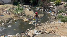 En el barrio La Fe de Los Alcarrizos esperan la construcción de un puente hace ocho años