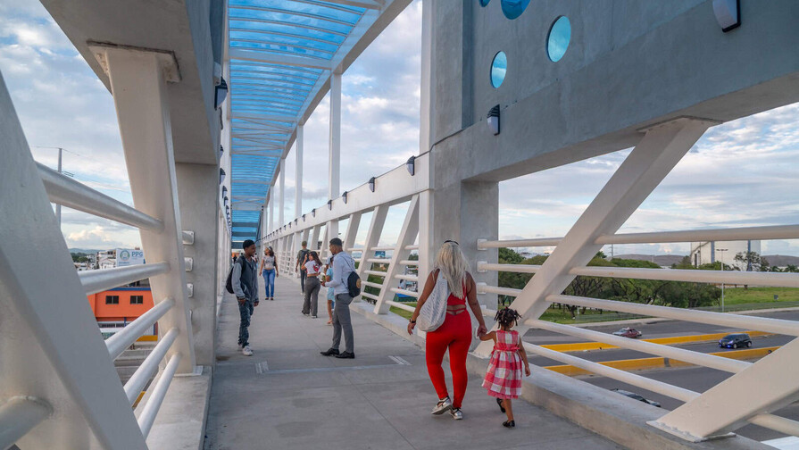 Ciudadanos estrenan el nuevo y moderno puente del kilómetro 9 de la autopista Duarte