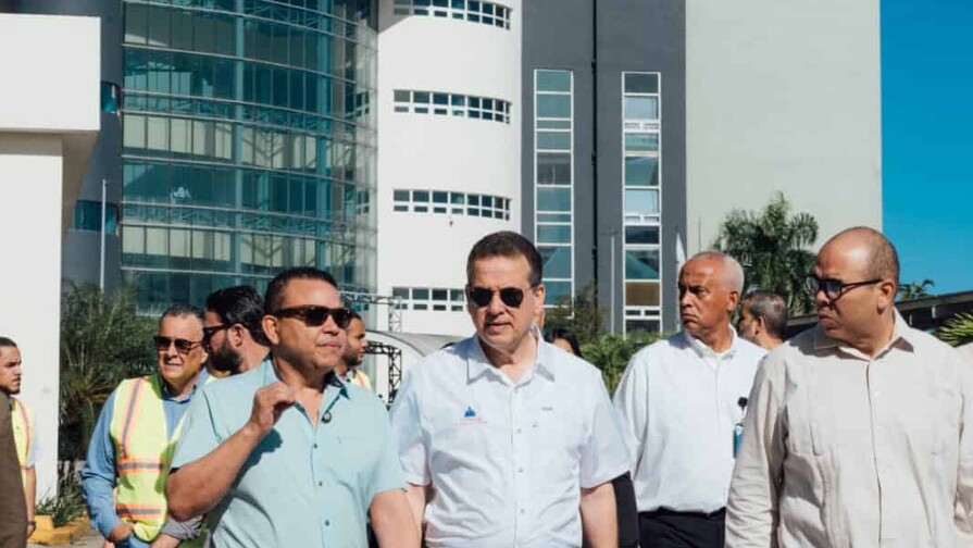 Ministro Ito Bisonó visita la Ciudad de la Salud para conocer necesidad de equipos