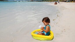 Sol, arena y bebés: lo que debes saber antes de ir a la playa en Semana Santa