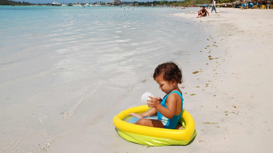Sol, arena y bebés: lo que debes saber antes de ir a la playa en Semana Santa