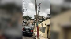 Poste inclinado por casi un año en Mata Hambre genera temor pese a reportes