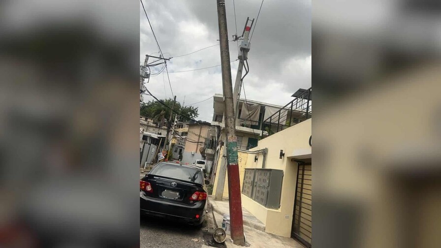 Poste inclinado por casi un año en Mata Hambre genera temor pese a reportes