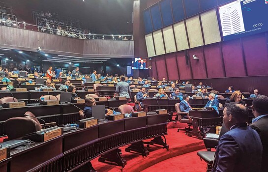 El personal de la oficina de un senador equivale al de una empresa mediana