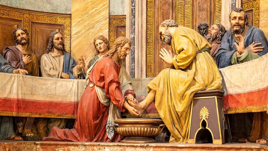 Semana Santa: el poder que se arrodilla