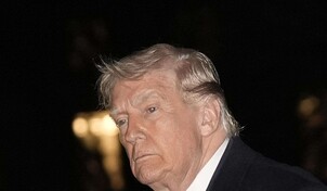 Trump insiste que hay conversaciones serias con un nuevo régimen iraní, al que amenaza