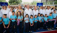 Gobierno entrega dos techados deportivos en centros educativos de Santiago