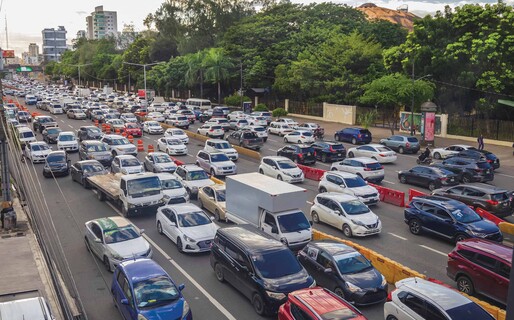 Horarios en sector público variaron patrones, pero persisten los tapones