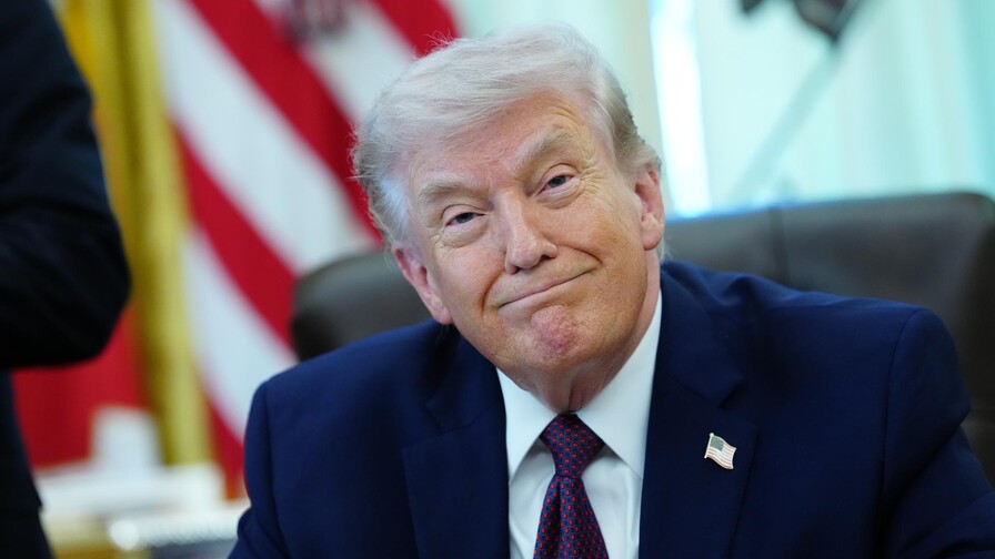 Trump se burla de Macron y dice que todavía se está recuperando del golpe que le dio su esposa