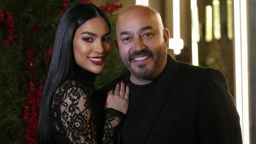 Lupillo Rivera se compromete con la modelo dominicana Taina Pimentel