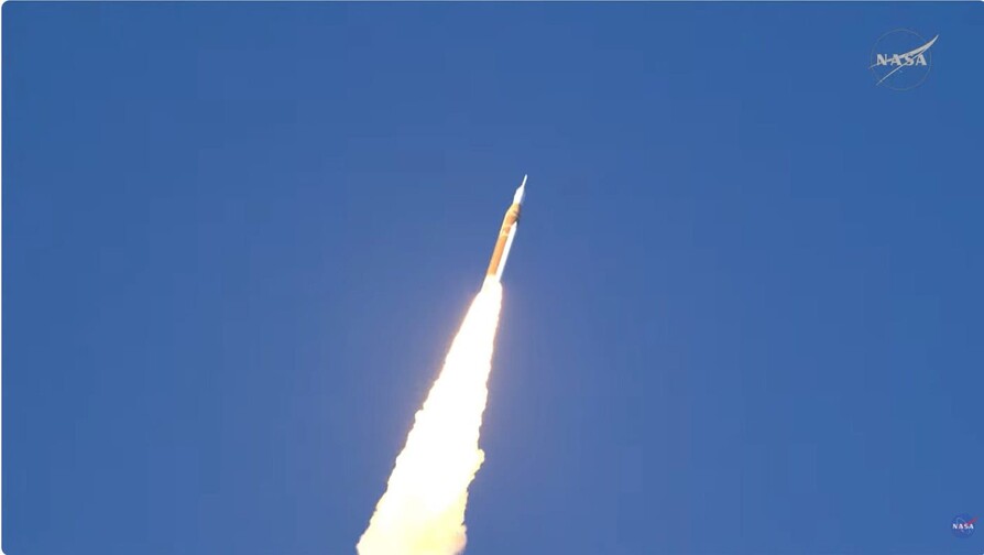 La NASA confirma éxito de la inyección translunar de Artemis II pese a incidentes menores