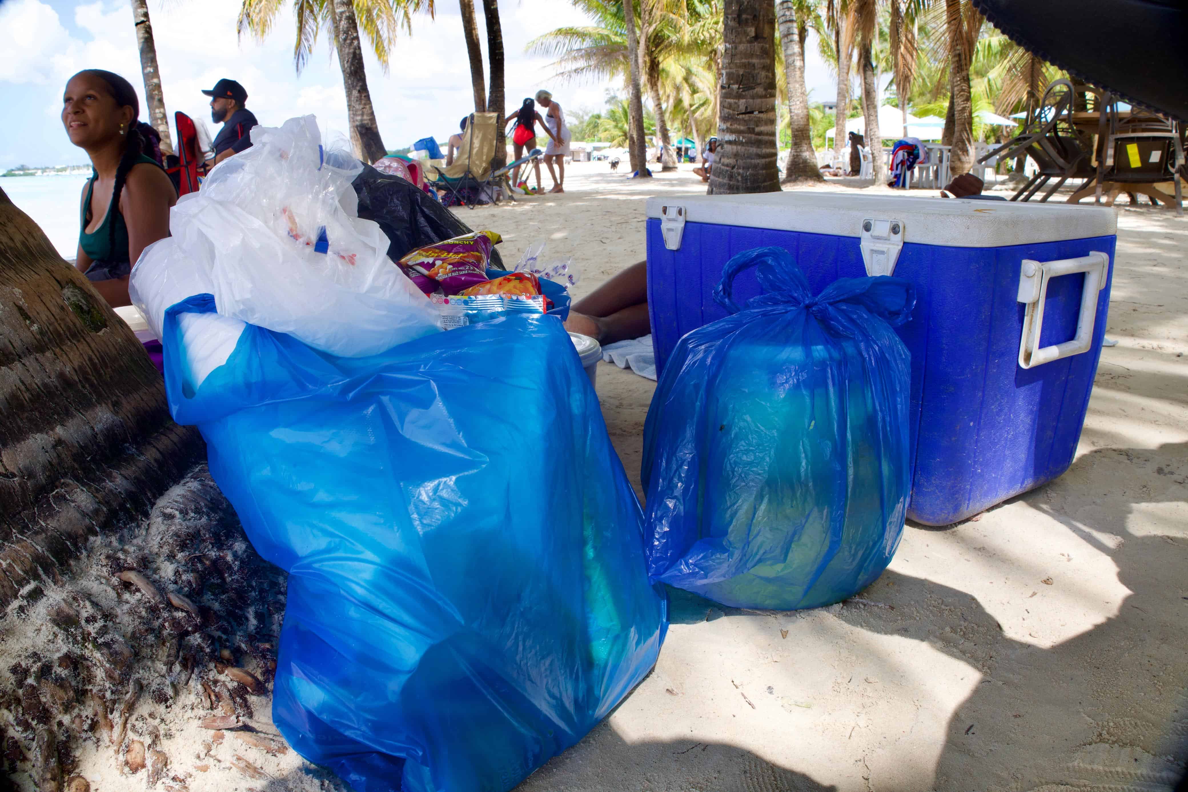 Entre bultos y fundas llenas de picaderas, así llegan algunos a la playa para evitar gastar de más.
