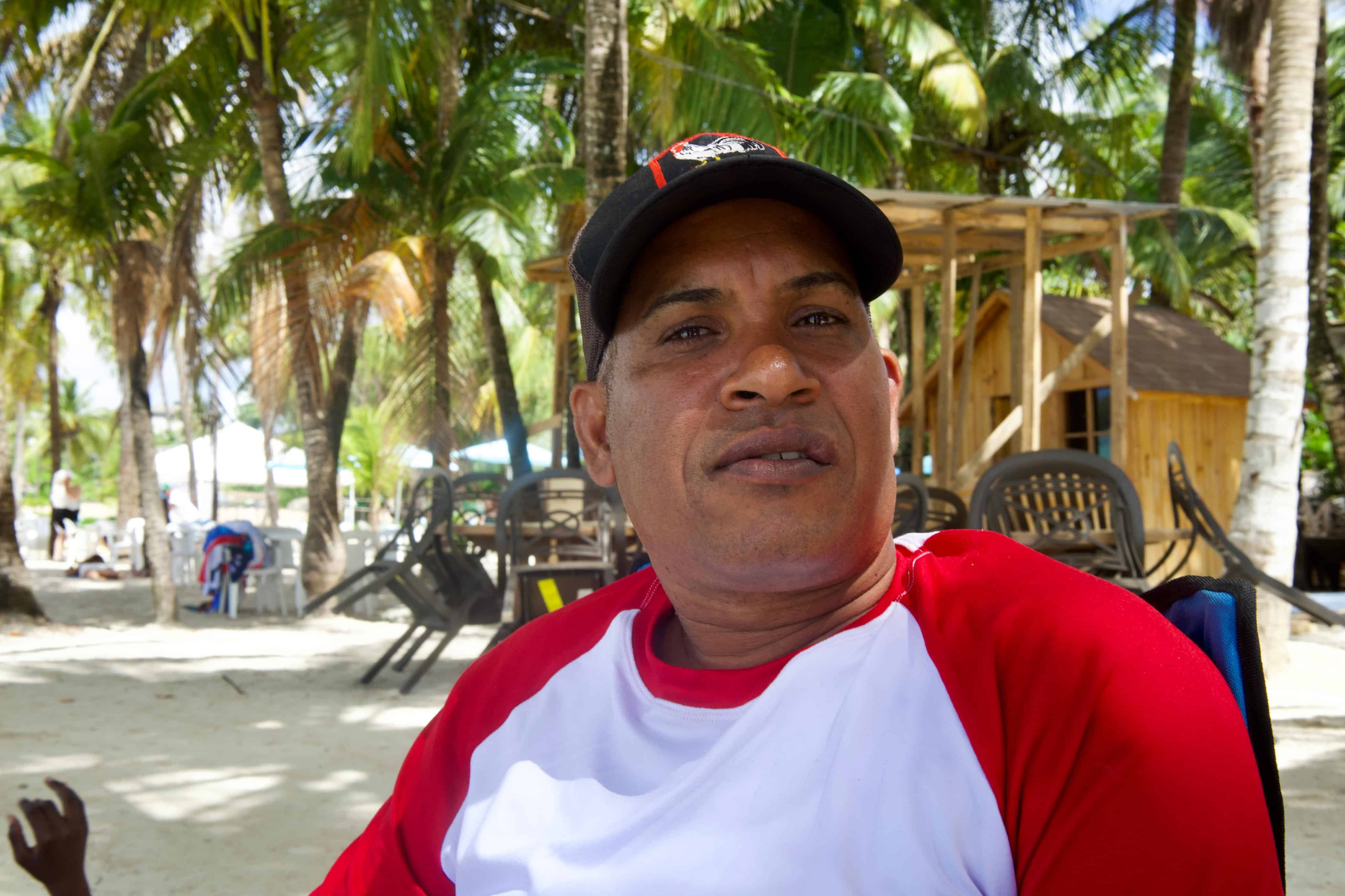 Juan Leonardo, visitante en la playa Boca Chica expresa su opinión sobre los precios de la comida.