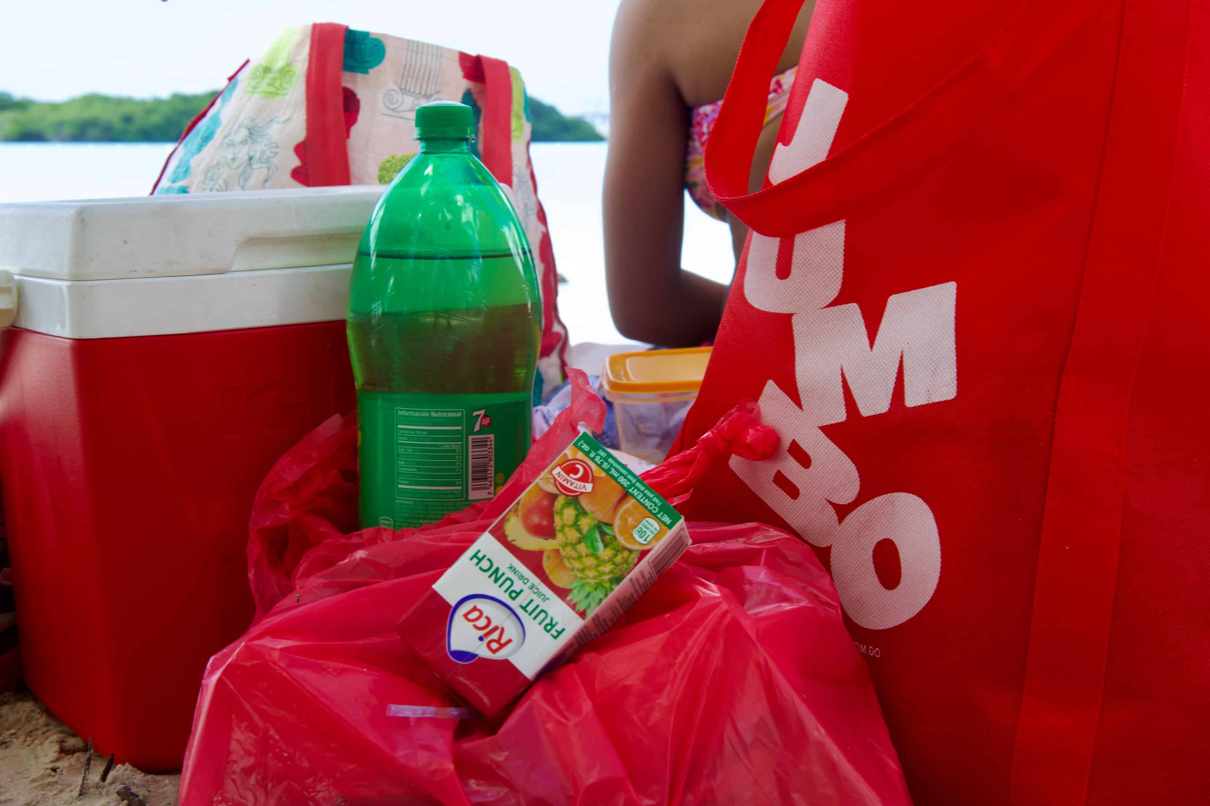 Visitantes cargan refrescos y otras bebidas para evitar comprar en los establecimientos.