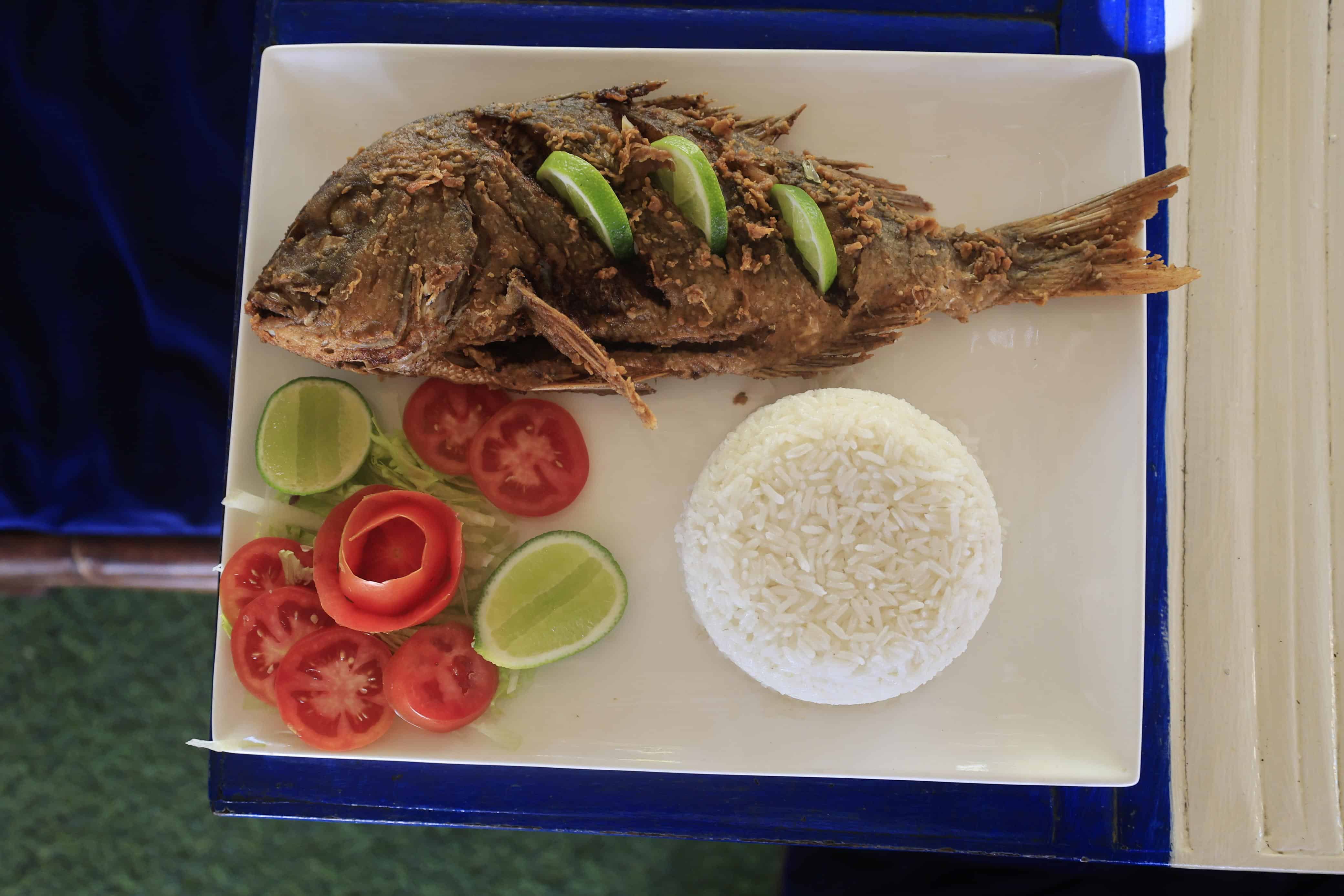 Pescado frito, uno de los platos más buscados por quienes visitan la playa