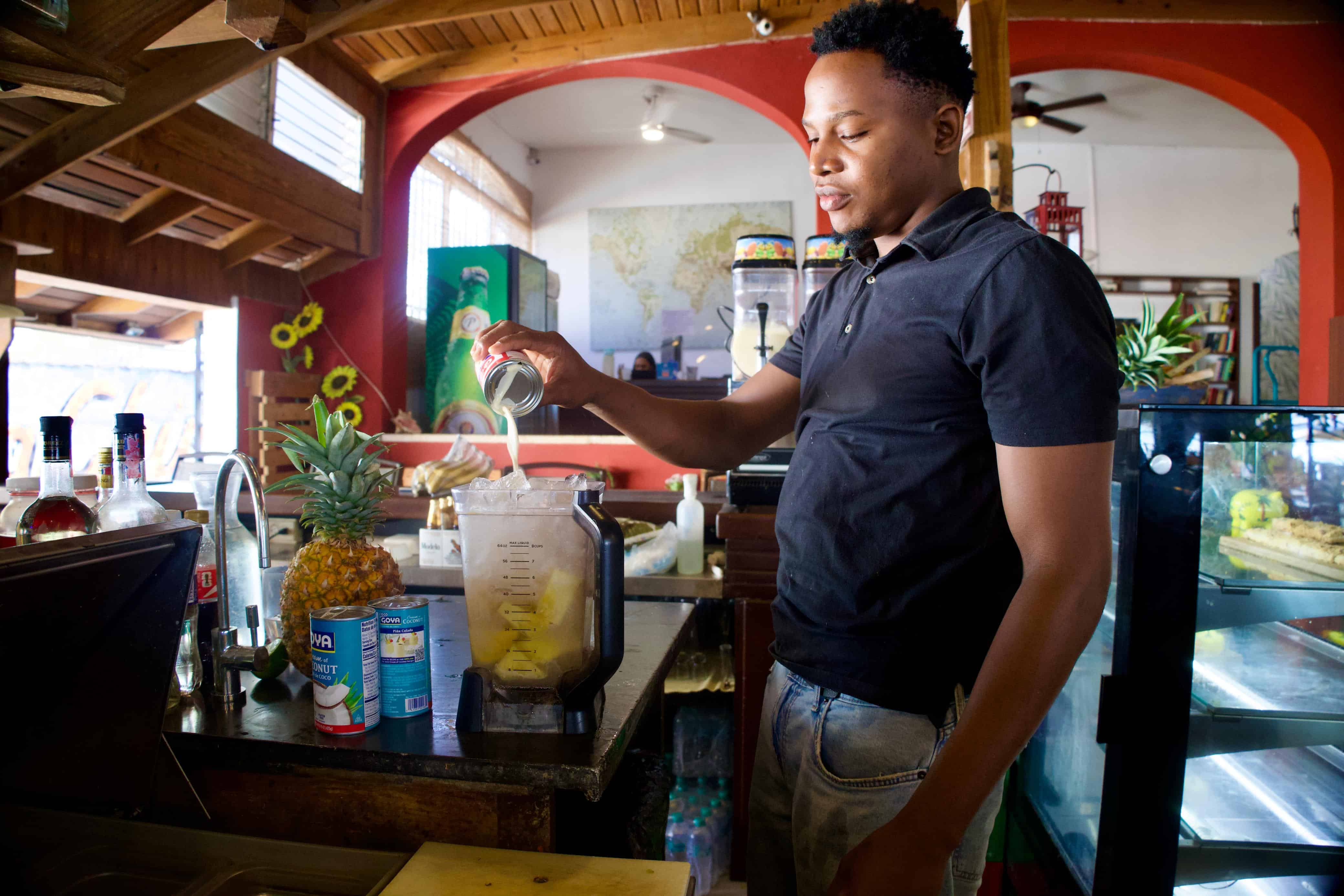 Un trabajador prepara las batidas para los visitantes que buscan refrescarse durante el día