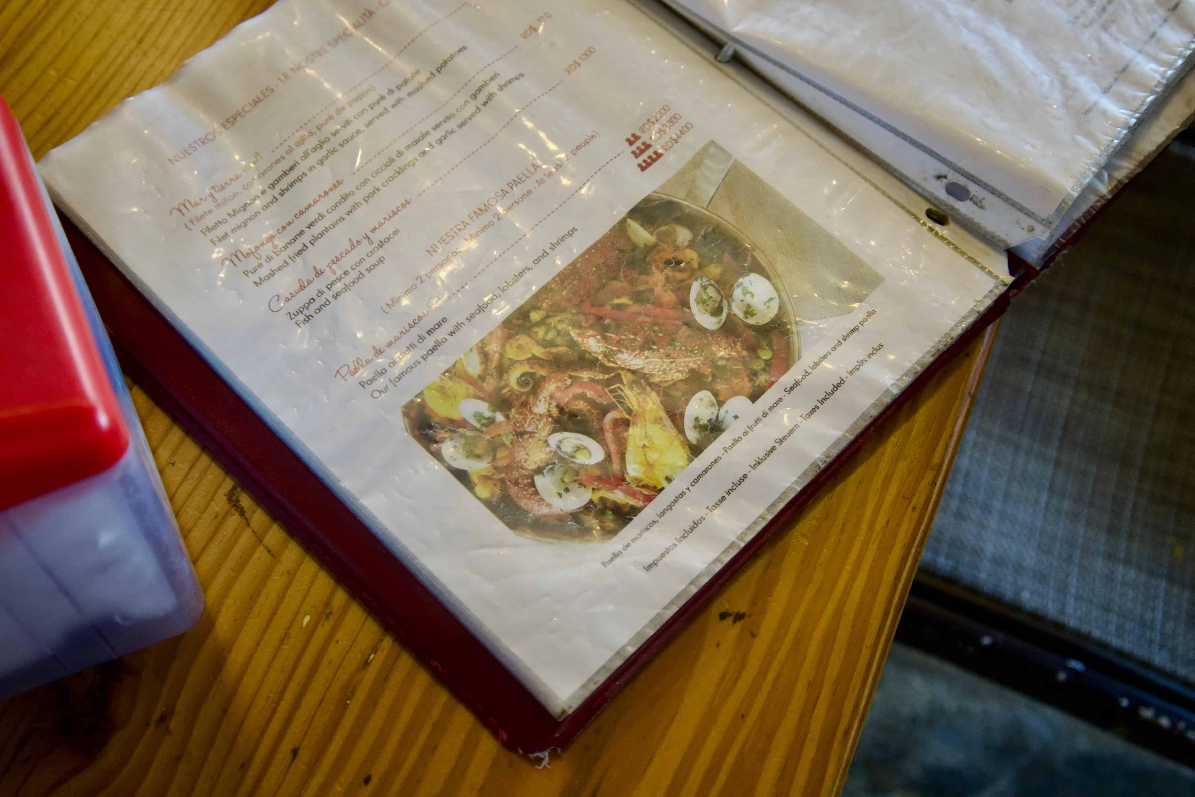 Menús exhiben una variedad de platos y precios