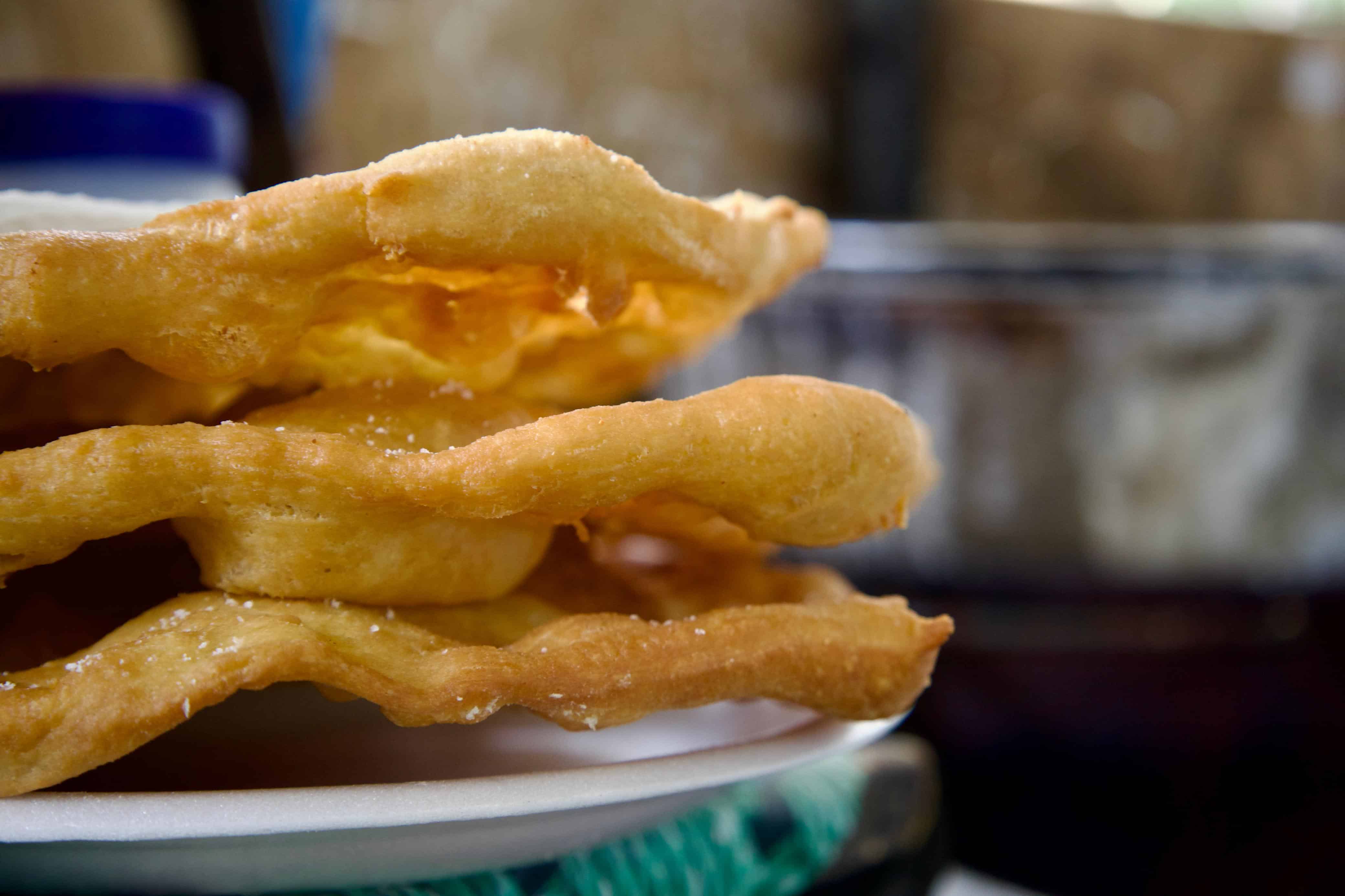 Yaniqueques recién hechos, una de las opciones más accesibles para los visitantes.