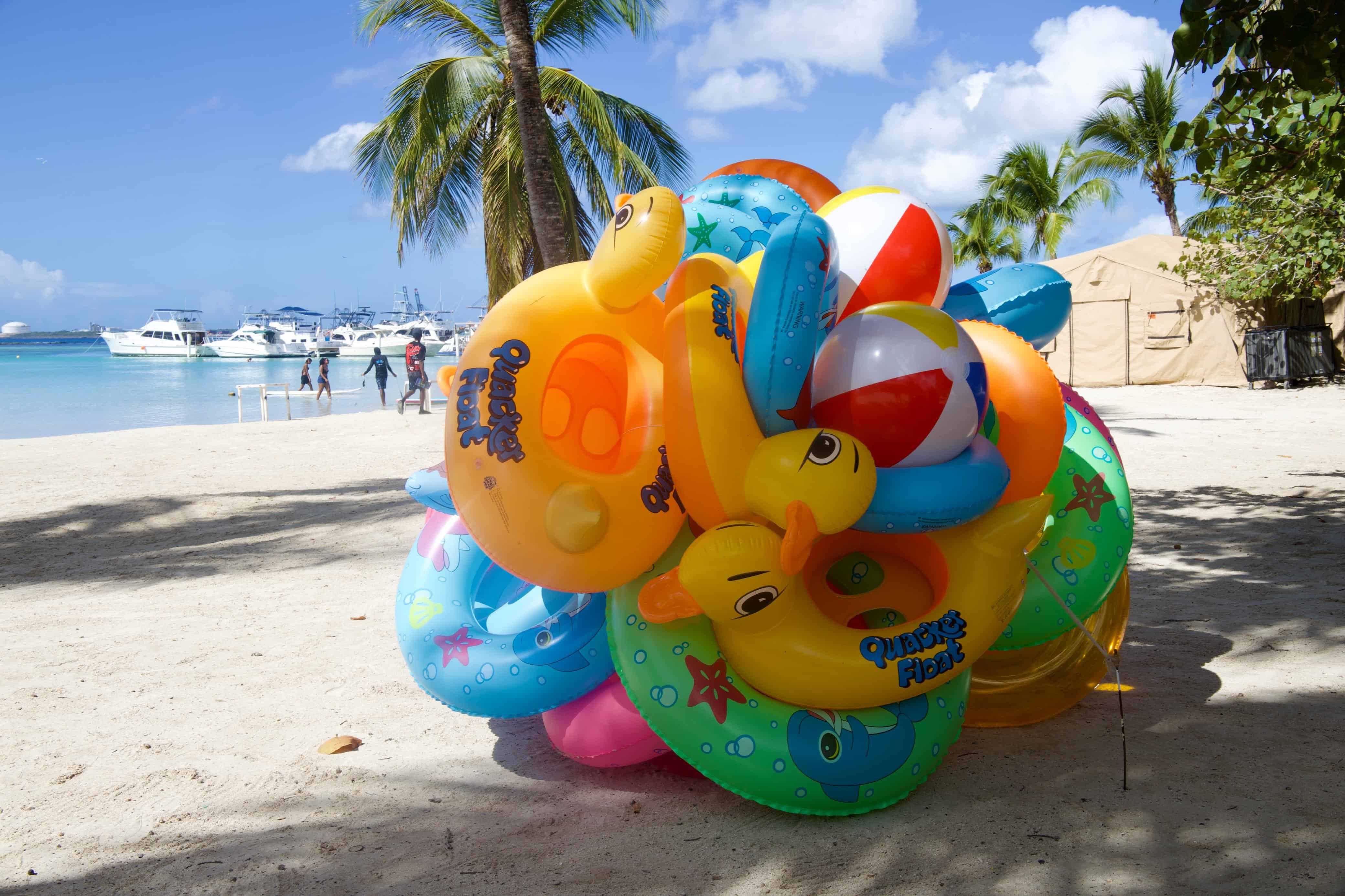 Salvavidas inflables forman parte de los artículos más utilizados por niños y adultos en la playa.