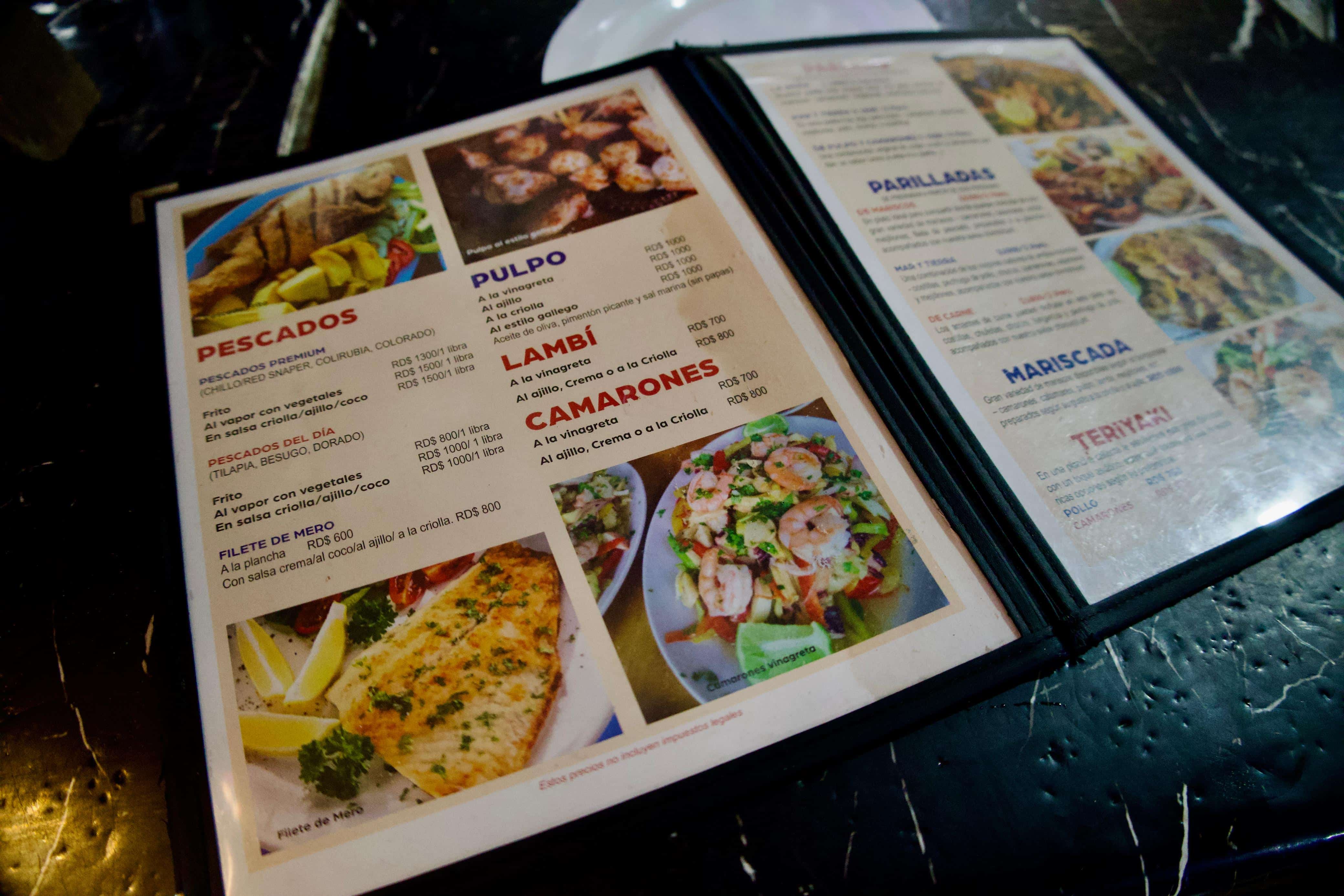 Menús en establecimientos de playa reflejan el aumento en los precios de pescados y mariscos.
