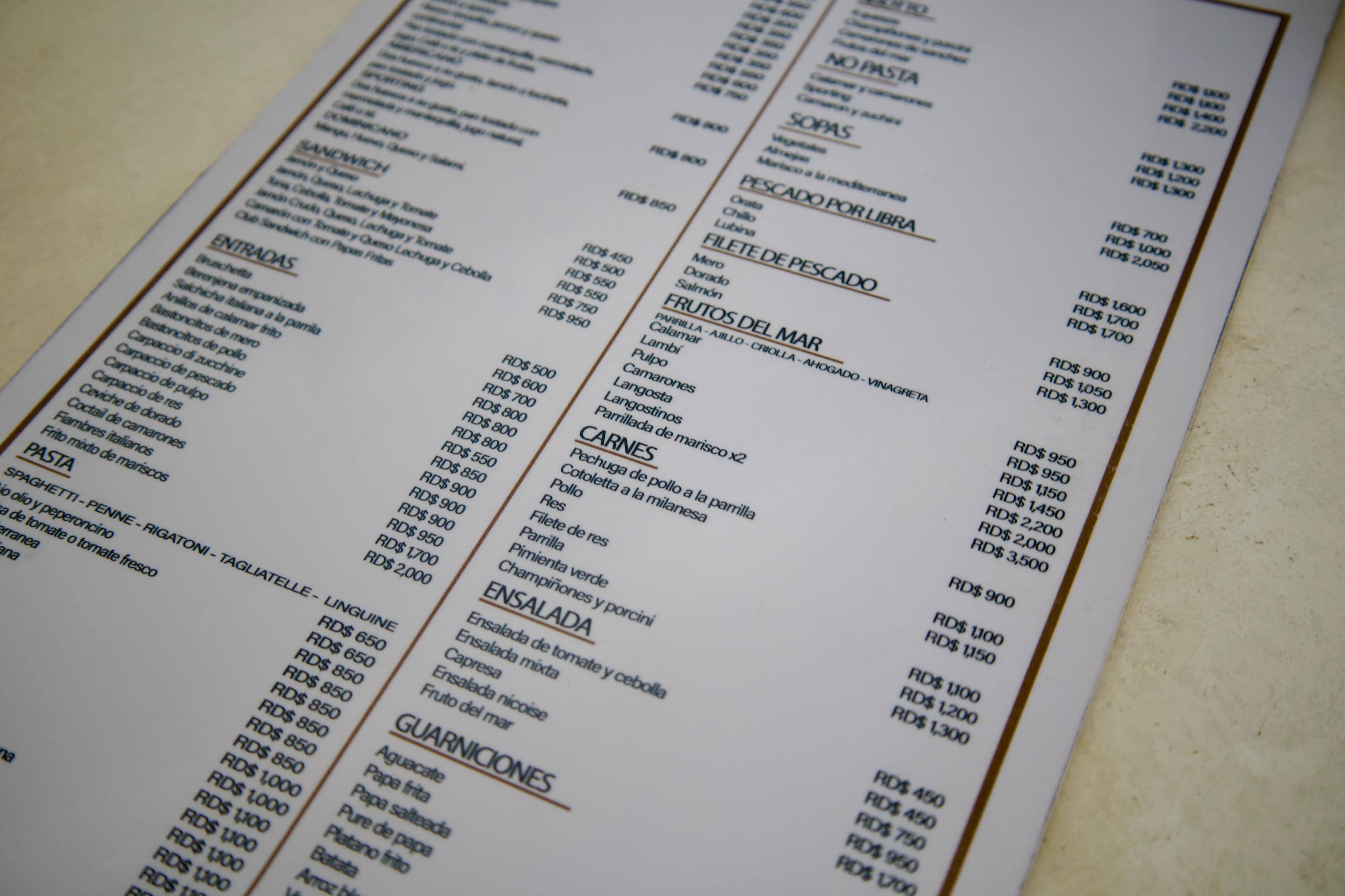 Precios de los menús de comercios en la playa.