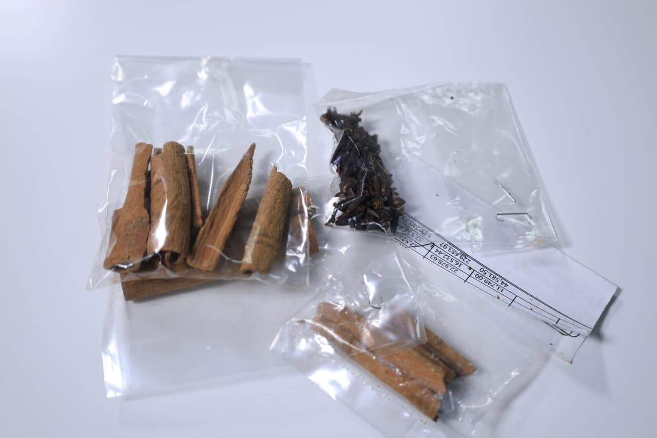Empaque de canela y clavo dulce disponible en colmados sin etiquetado. 