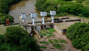 Dramática acumulación de desperdicios en el principal acueducto de Santo Domingo Este