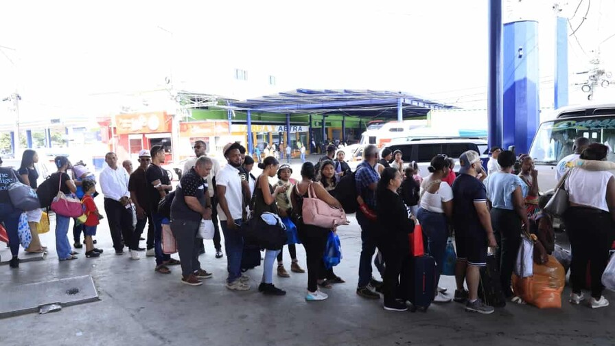 Entre maletas y bultos, cientos abandonan la capital para vivir la Semana Santa en el interior