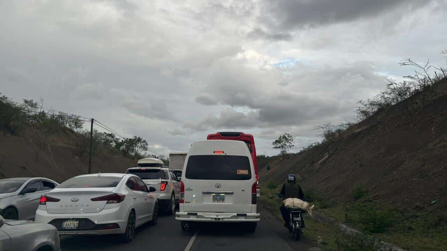 Éxodo de visitantes rumbo al sur provoca tapones este Jueves Santo