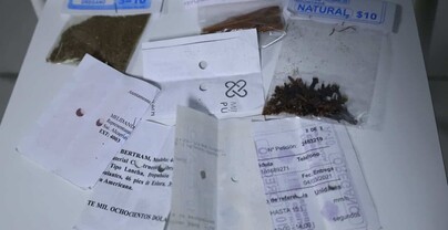 En los colmados, las especias también exponen datos personales