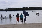 Las lluvias no impidieron que bañistas disfrutaran de las playas de Boca Chica y Guayacanes