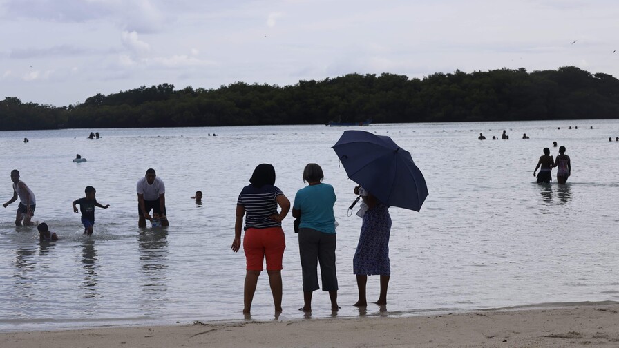 Las lluvias no impidieron que bañistas disfrutaran de las playas de Boca Chica y Guayacanes
