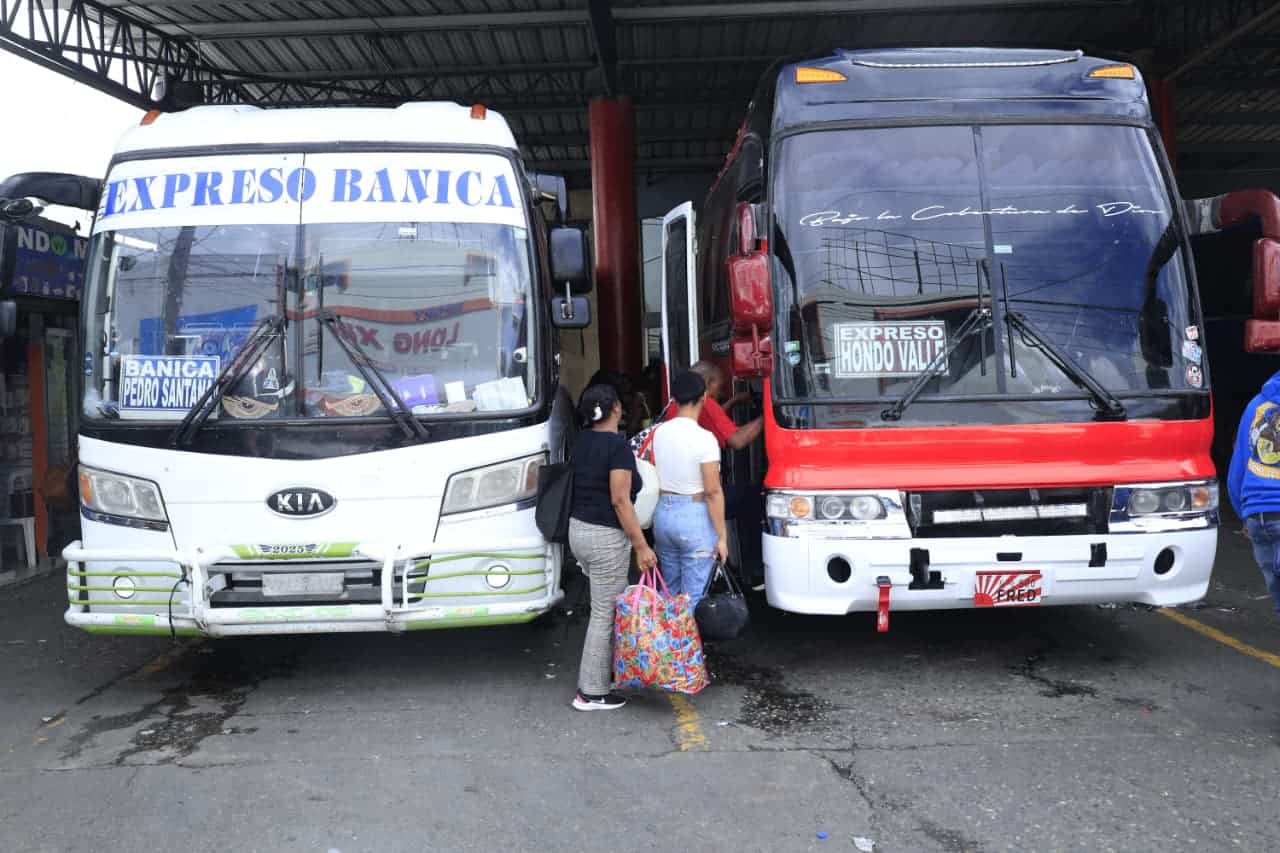 Jóvenes abordan uno de los buses que viaja hacia la provincia Elías Piña, específicamente al municipio Hondo Valle.