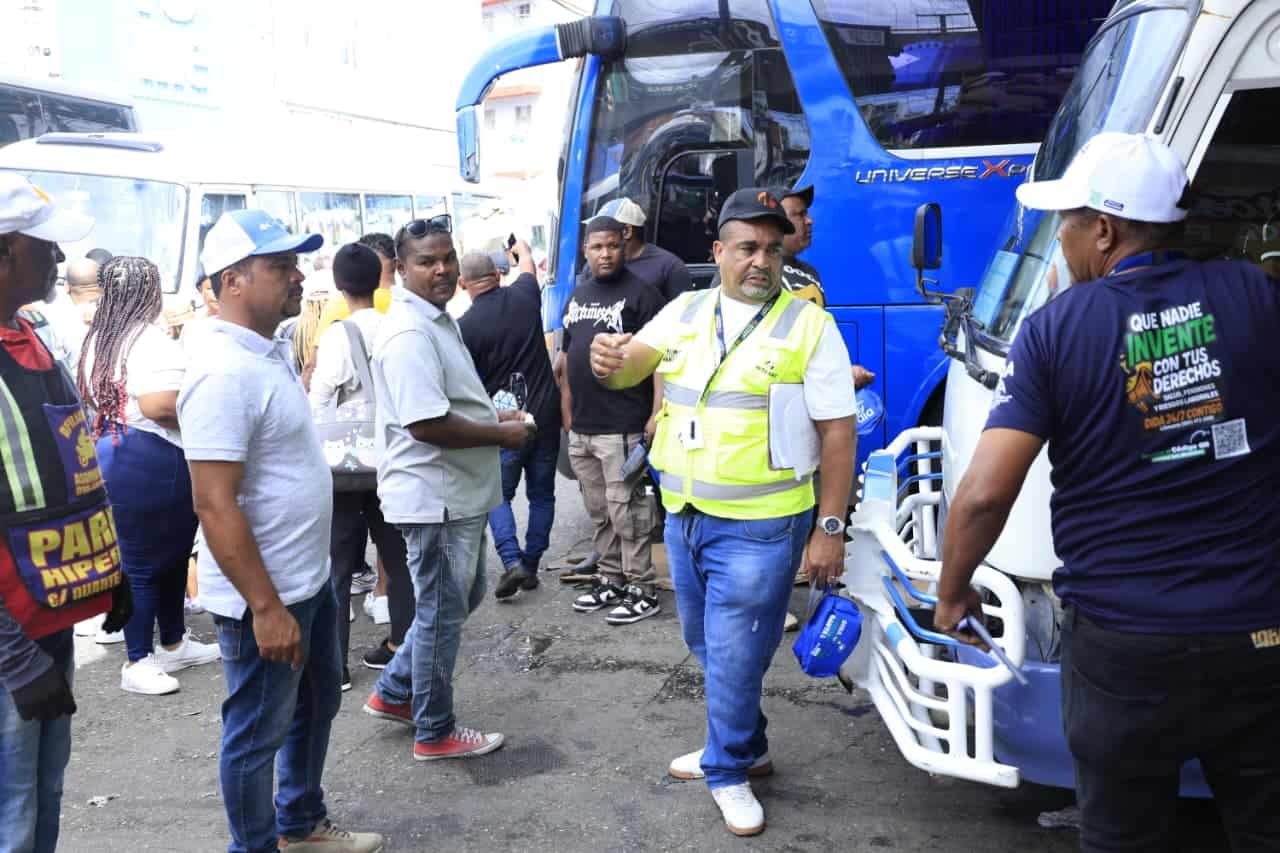 Miembros del Intrant garantizan que los autobuses estén en condiciones óptimas antes de salir.