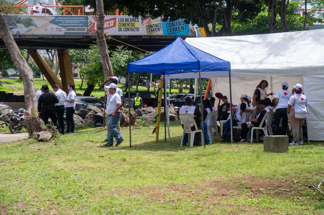 Equipo de la Cruz Roja Dominicana en el puente Juan Carlos, brindando asistencia y apoyo a los transeúntes durante el asueto.