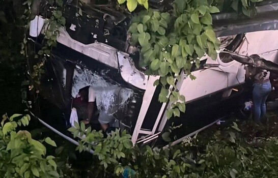 Autobús de pasajeros y yipeta chocan en autopista de Samaná; reportan 25 heridos