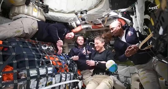 Orgullosamente plomera espacial: Christina Koch resuelve una falla en la misión Artemis II