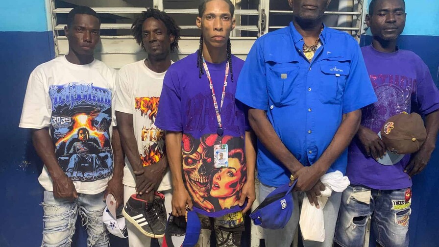 Policía detiene a cinco personas por realizar fiesta de gagá en la madrugada en Villa Hermosa