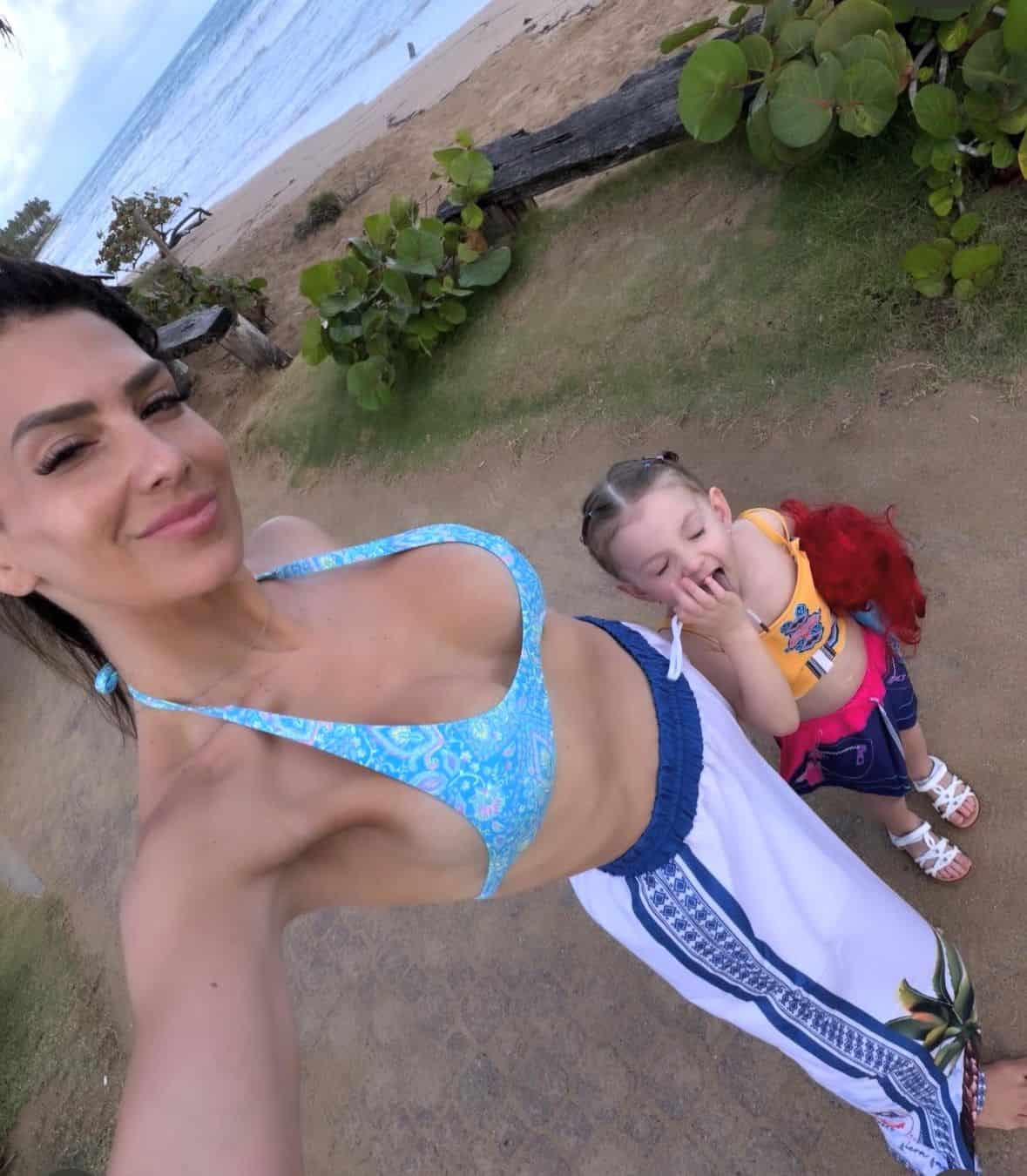 Hilaria Baldwin con una de sus hijas.