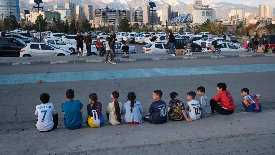 Los iraníes tratan de seguir con sus vidas en medio de una guerra sin visos de acabar