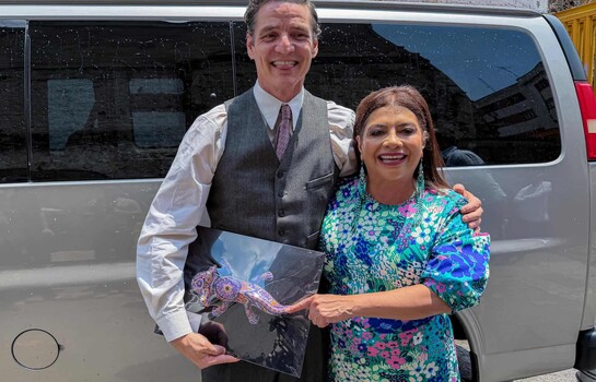 Pedro Pascal recibe un regalo de la alcaldesa de Ciudad de México durante filmación