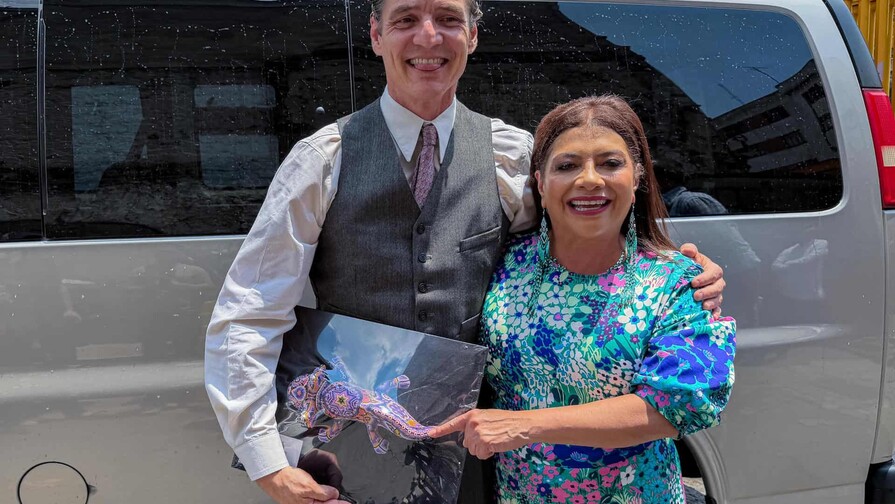 Pedro Pascal recibe un regalo de la alcaldesa de Ciudad de México durante filmación