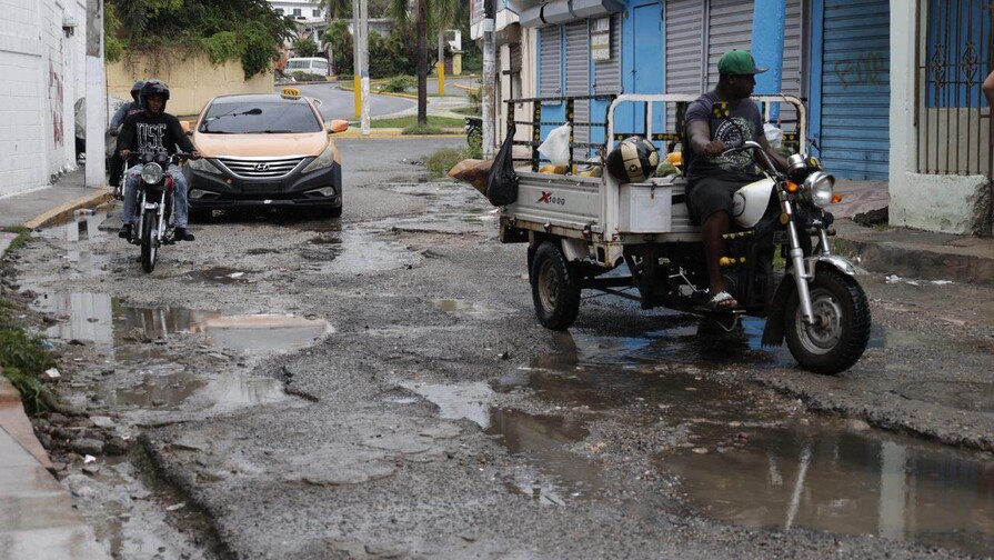Calles en mal estado y cúmulo de basura, problemas que afectan sectores de Santo Domingo Este Calles en mal estado y cúmulo de basura, problemas que afectan sectores de Santo Domingo Este