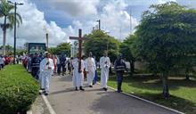 Fieles participan en solemne viacrucis en la Basílica de Higüey este Viernes Santo