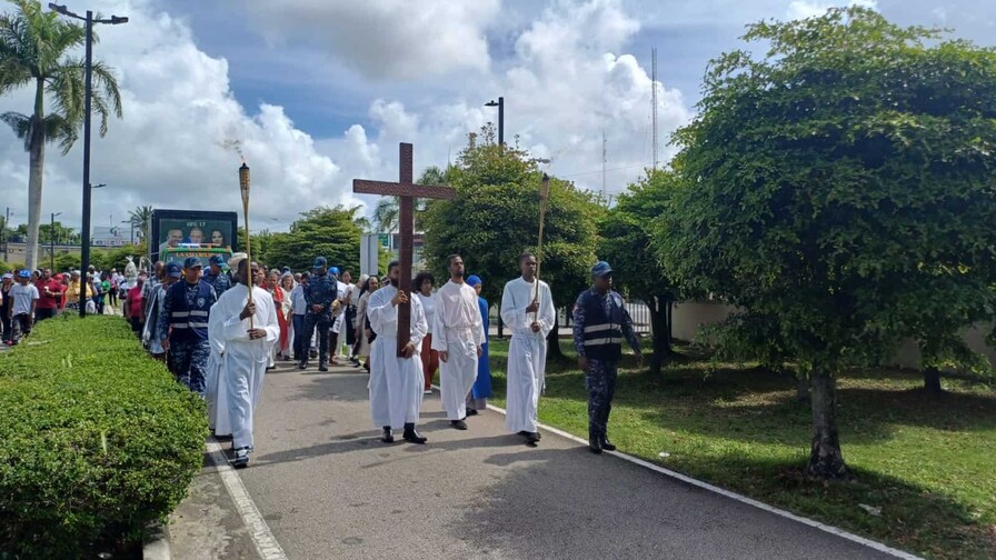 Fieles participan en solemne viacrucis en la Basílica de Higüey este Viernes Santo Fieles participan en solemne viacrucis en la Basílica de Higüey este Viernes Santo
