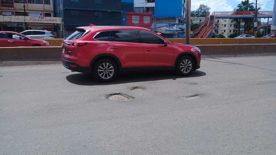 Lluvias y desgaste del asfalto provocan que calles y avenidas del GSD se llenen de hoyos Lluvias y desgaste del asfalto provocan que calles y avenidas del GSD se llenen de hoyos